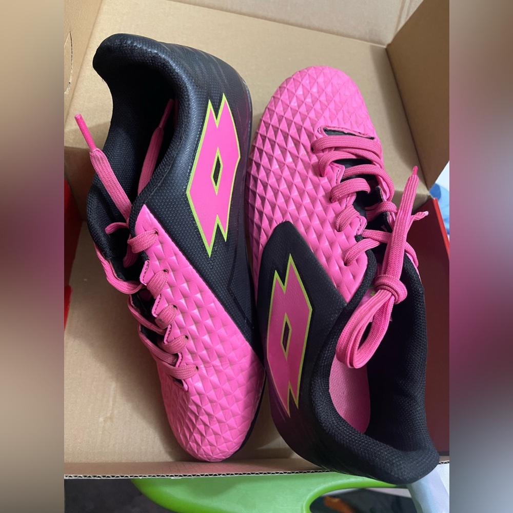 Girls Soccer cleats ⚽️ - Picture 4 of 5